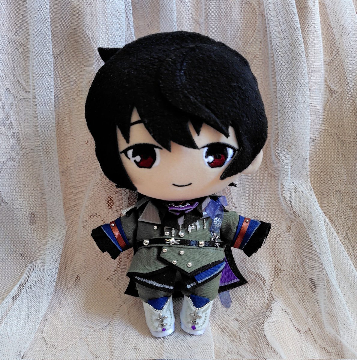 42noa's tweet photo. Knights感謝祭イベお疲れ様でした！
司くんはうちにいないので凛月のMASQUERADE NIGHT衣装をそのまま色違いで⚜️
Knightsのリアイベが来る！おでかけだ！と（勝手に思って）おべべ急いで作ったのは内緒です
音��ドラマはめっちゃ楽しみにしています！
#あんスタ手芸部 https://t.co/4GNHOM8mvj