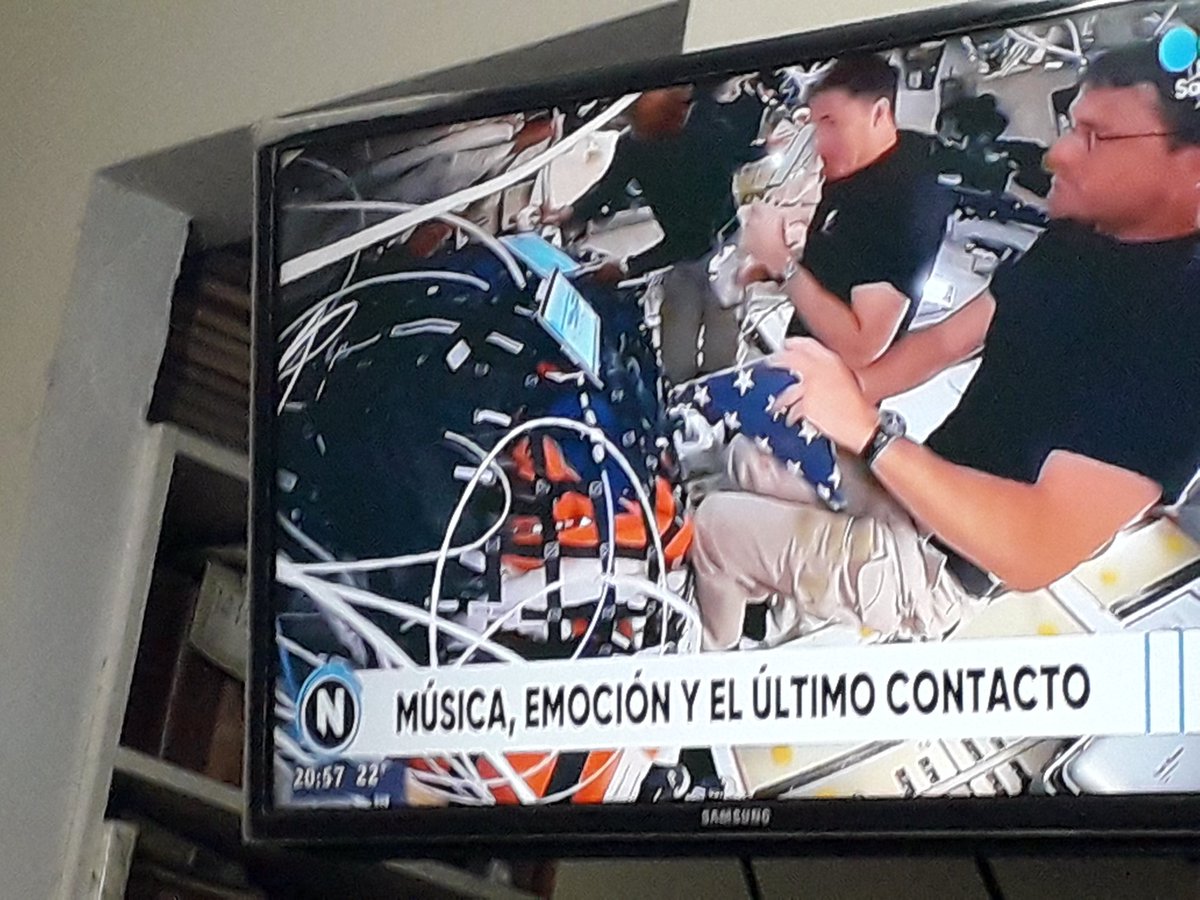 chisp7's tweet image. Finalmente llegó a la #tierra el #artemis2 @NASA un aterrizaje exitoso, en 2 hrs y algo recién abren la #capsula felicidades @telefesantafe 👏👏👏👏👏👏👏👏👏👏