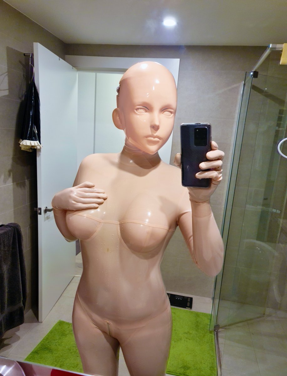 wyukig's tweet image. I've collected mannequins in 4 different colours so far... I'm thinking I need one made from milk chocolate XD
我收集了4种颜色的活人雕像... 下个我想吃个牛奶巧克力做的 XD
#kigurumi #doll #latex #mannequin #petrification kigcos.com