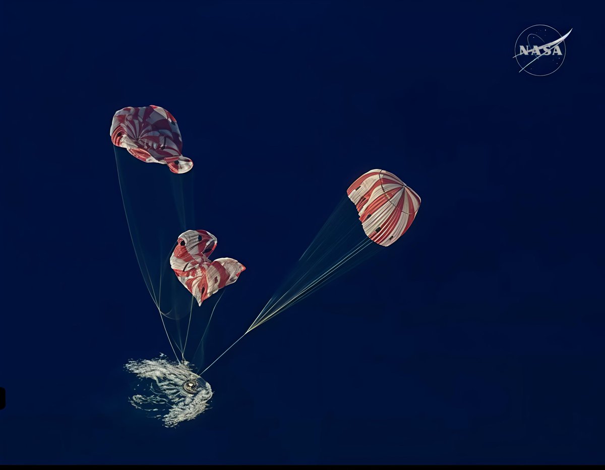 QuantumPitstop's tweet image. How many of you noticed the magical shape of alphabet V from Artemis splashdown implying "V"ictory! 💯😍

#Artemis #NASAMission #HomeSafe
