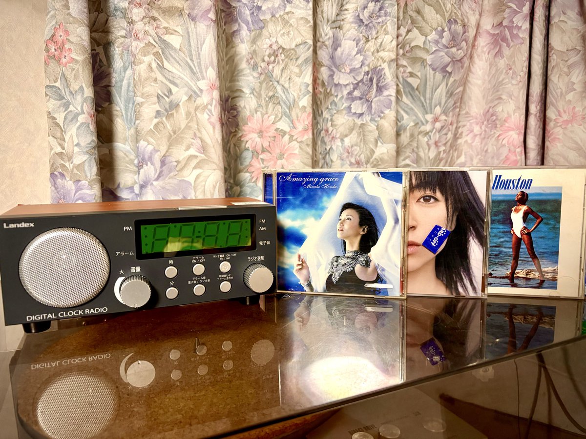 tacky_10_15's tweet image. 皆さん、おはようございます😊。今朝は先日ゲットしたワンコインCDの中から、NEC A-700率いるセカンドシステムで、宇多田ヒカルさんの初恋を聴いてます。A-700は低音の押し出しが強く、Victor SX-500 Spirit から篭らずにしっかりと出力されるバスドラの音がいい感じです🥁。