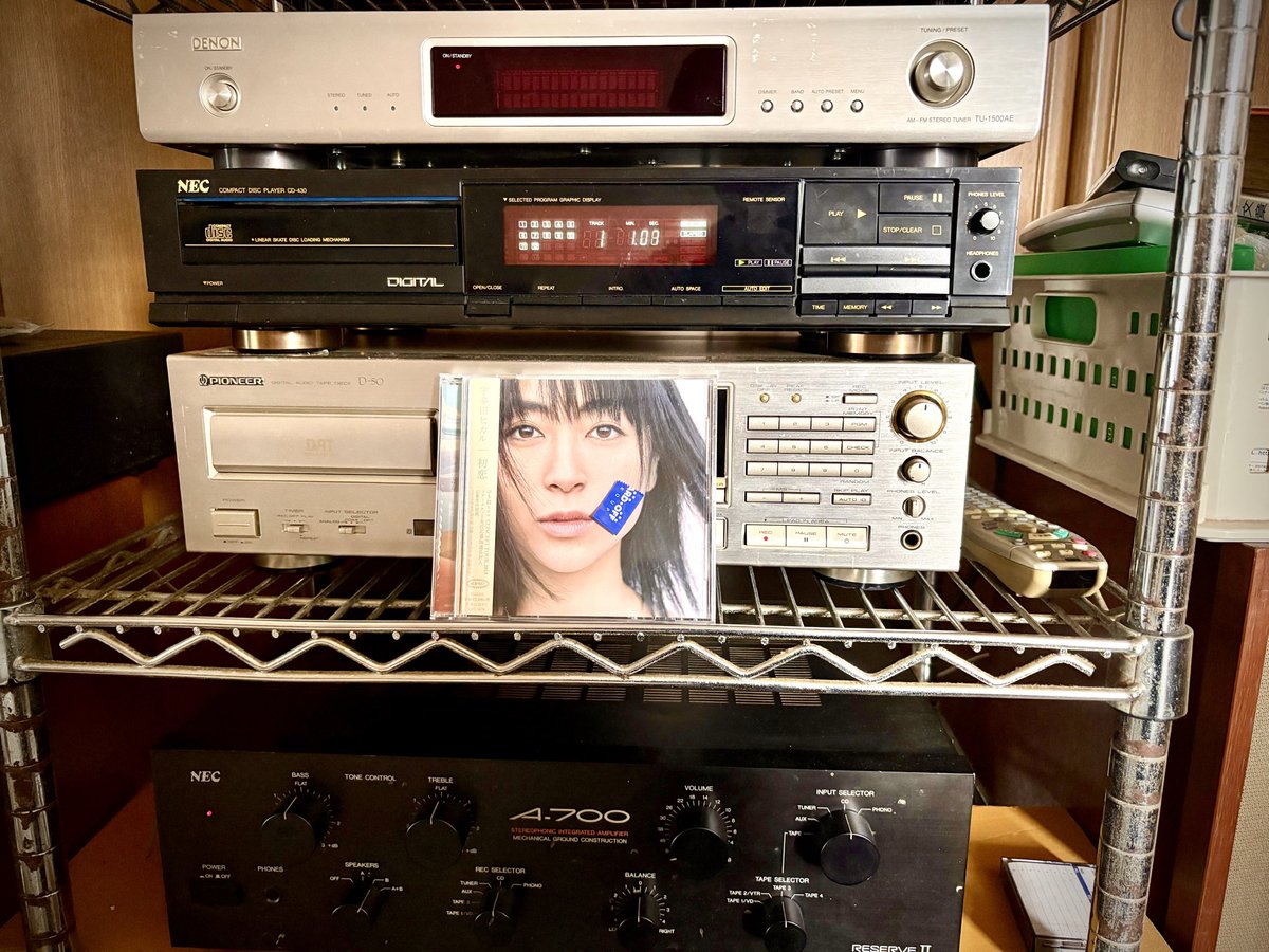 tacky_10_15's tweet image. 皆さん、おはようございます😊。今朝は先日ゲットしたワンコインCDの中から、NEC A-700率いるセカンドシステムで、宇多田ヒカルさんの初恋を聴いてます。A-700は低音の押し出しが強く、Victor SX-500 Spirit から篭らずにしっかりと出力されるバスドラの音がいい感じです🥁。