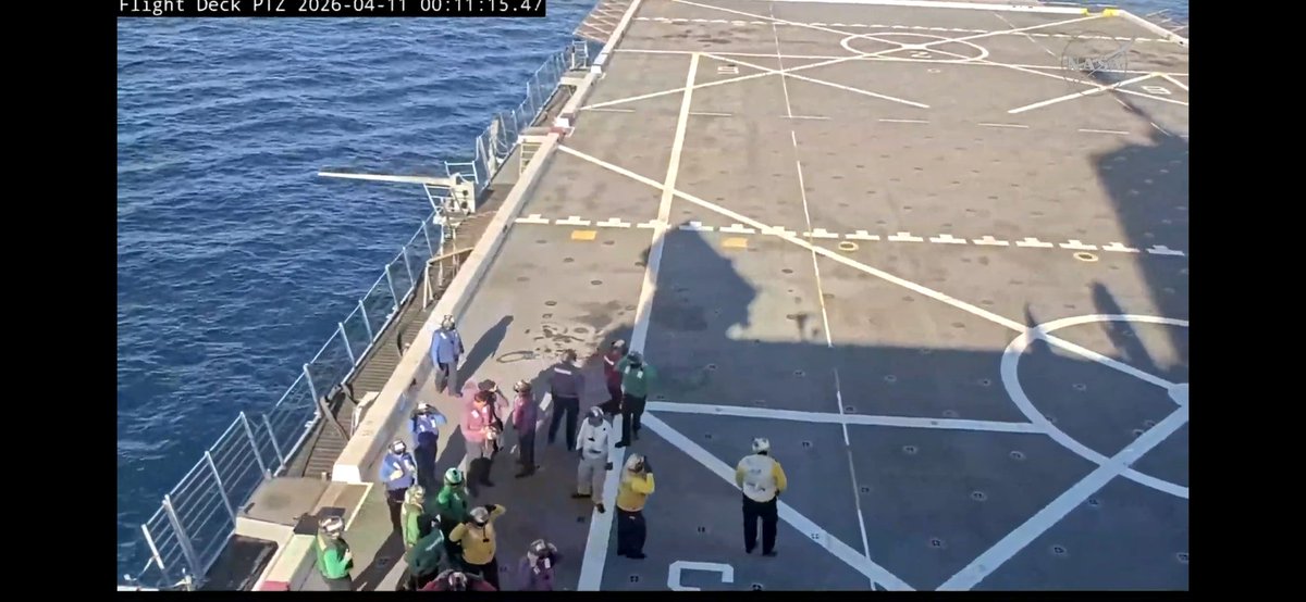 beta007tz's tweet photo. Nada mais e nada menos que um navio de guerra indo ao resgate dos tripulantes da missão Artemis II. Astronautas acabaram de pousar na terra no mar https://t.co/Rh1l1LPURA