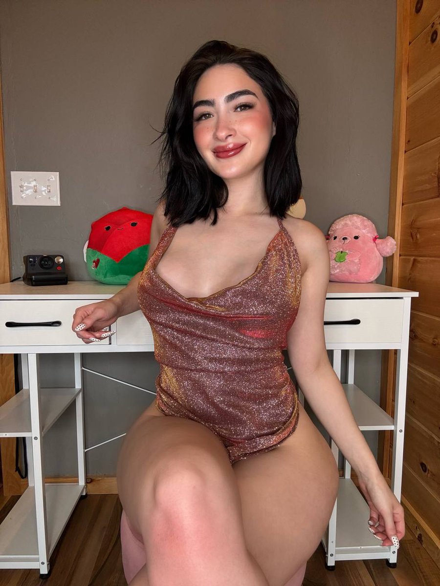 JayleneFoxx's tweet photo. it's only $3 right now, subscribe to watch me take it off 😳 https://t.co/pCvfncUHLr https://t.co/TgR9OXdmBH