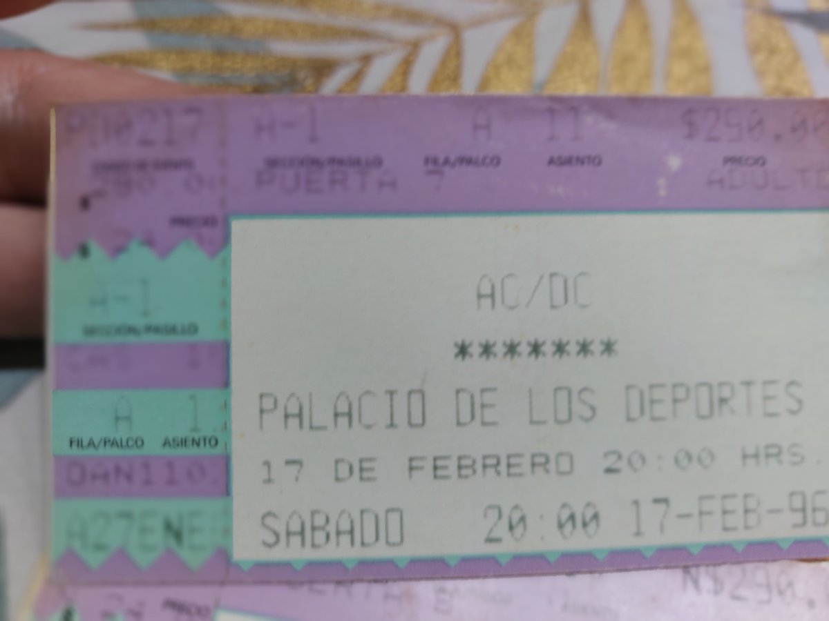 dggglez's tweet photo. @MorocoPalacios @acdc Yo fui a los 2,hasta adelante:sección 1 4a y 1a fila(foto),el dia de la 1a fila Malcolm le aventó una plumilla a mi esposa, pero no la agarró y se la chingaron los lobos (seguridad del palacio) 😭😭. Tengo el concierto grabado en unos mini cassetes 🤟🤟🤟🤟 https://t.co/kWl5O9WAgE