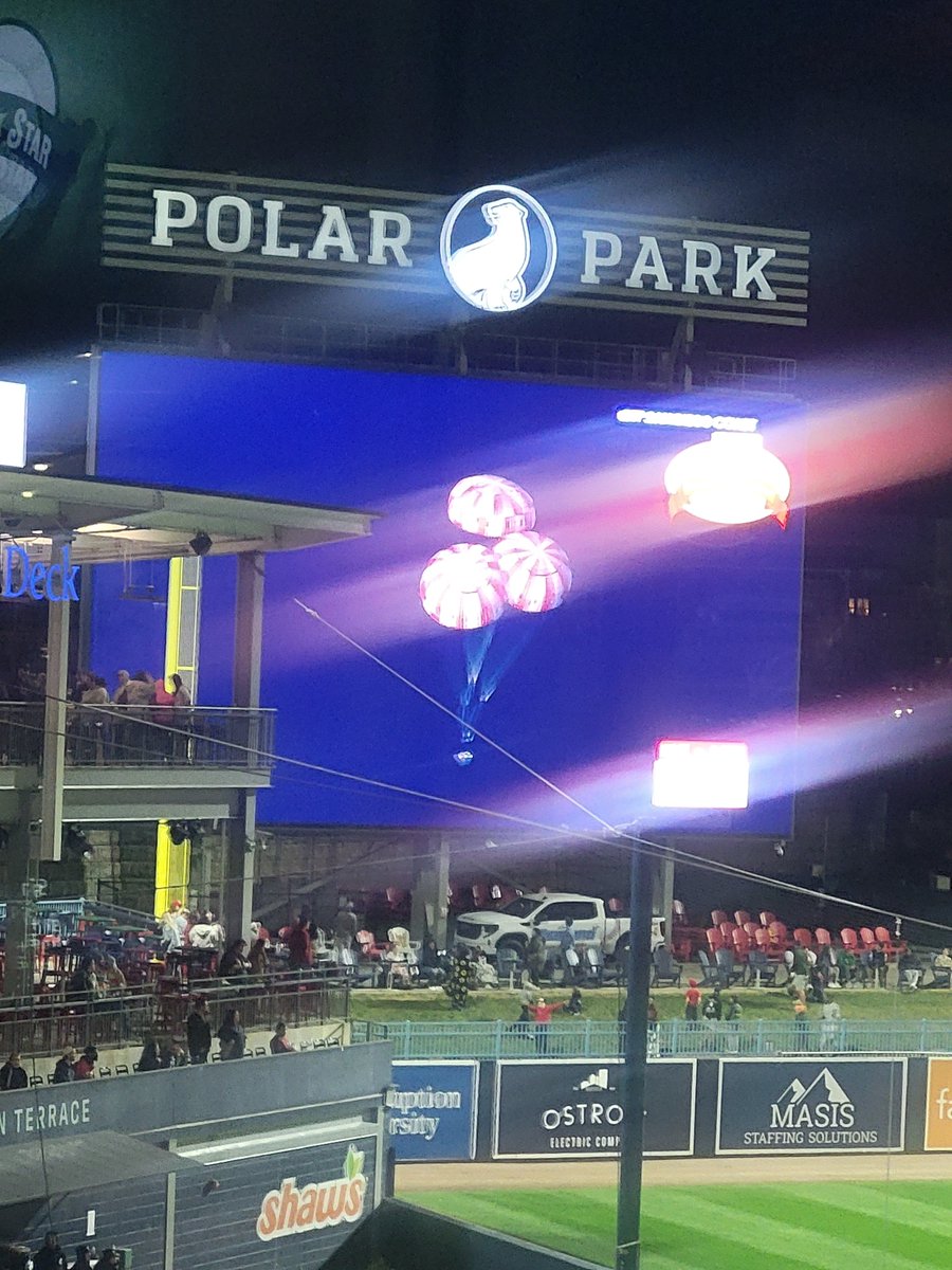 Very cool of the WooSox to announce the Artemis landing successfully between innings.
