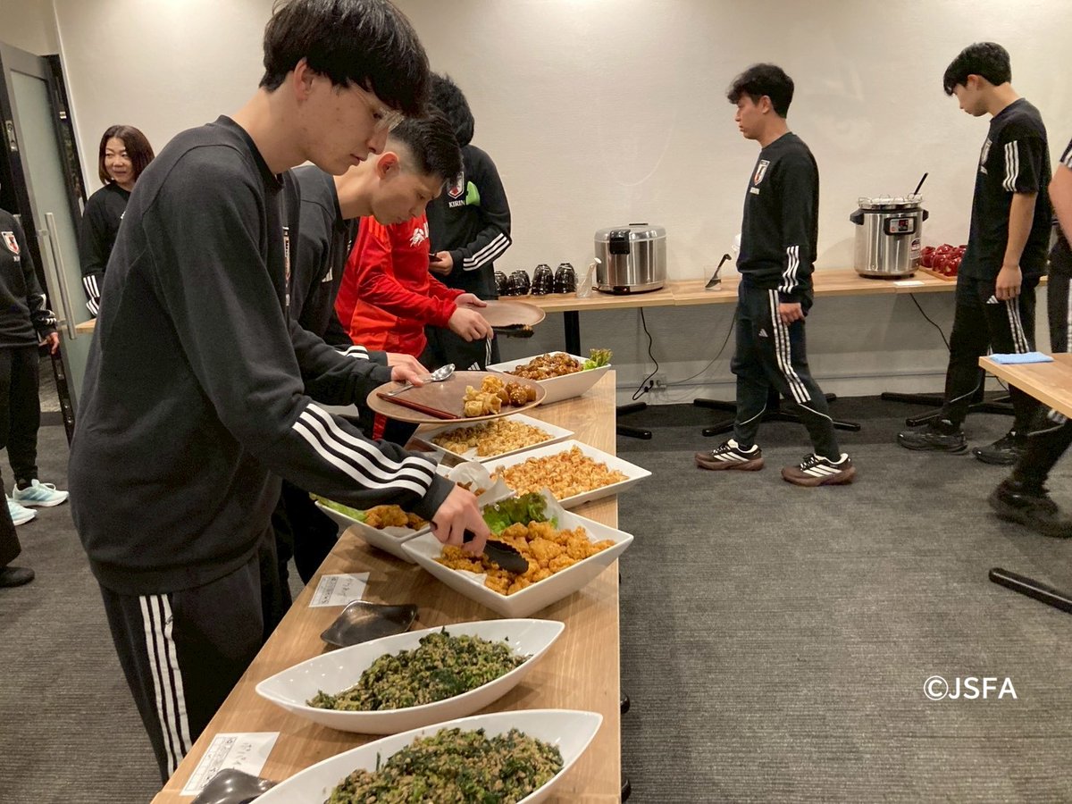 sf_2016japan's tweet photo. 【ソーシャルフットボール日本代表候補キャンプ：2日目】

全員で朝食を摂り、エネルギーチャージ完了！🍚

 ただいま午前のトレーニングを開始しました。

セレクションで選ばれた新メンバーと共に、さらに強度を上げて取り組んでいます。 
初日の勢いそのままに、2日目も全力を尽くします！🔥

応援よろしくお願いします！⚽️

We all had breakfast together and are fully energized! 🍚
We've just started our morning training.

We're working even harder with the new members who were selected through tryouts.

We'll carry the momentum from the first day and give it our all on the second day too! 🔥

Please support us! ⚽️

#ソーシャルフットボール
#日本代表候補
#大阪
#MAG'SFUTSALスタジアム
#socialfootball
#Japannationalteamcandidate
#Osaka
#MAG'SFUTSALstadium
#recovery
#mentalhealth