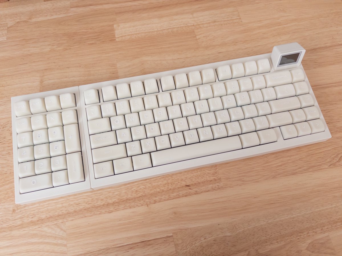 naaaaas_7's tweet image. #xvx #keycap #desksetup

繁忙期乗り切ったご褒美Part.1として
Amazonセールで、
気になってたキーキャップお迎えしました〜！

文字が目立ちにくくて乳白色のカラーがかわいい...🤍ˊ˗
マットな質感で触り心地が良いのもお気に入り◎