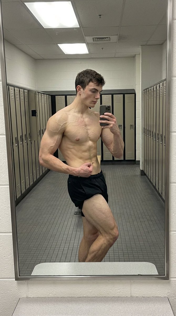 LuxasMercer's tweet photo. Jacked an ready to drain all of you on my throne, go to my bio for a suprise💦 #findom #findomusa #gay #straight #demigod https://t.co/26UTfQtSlA