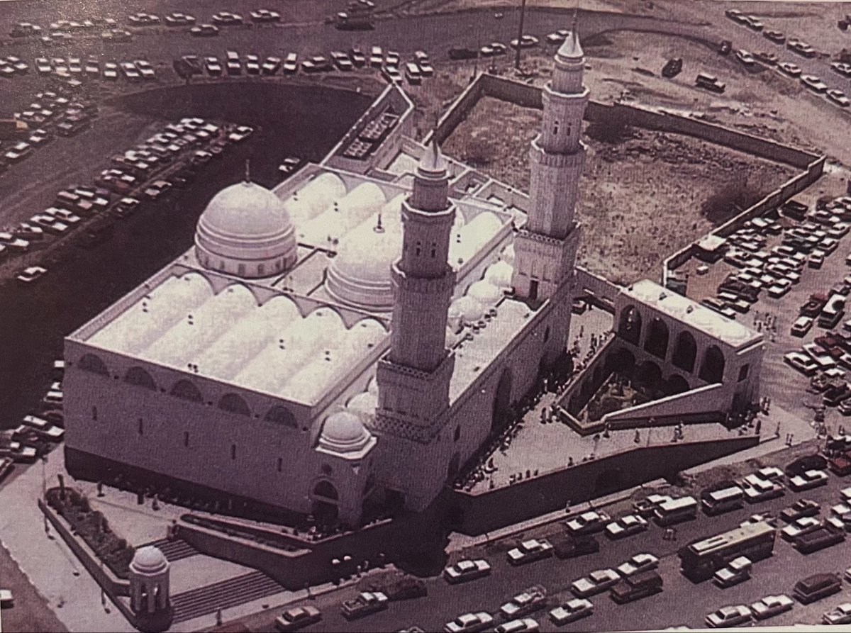 مسجد القبلتين بين الماضي والحاضر.
#معالم_المدينه