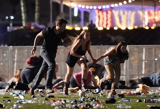 2017年10月1日、アメリカ・ネバダ州ラスベガスで、単独犯による銃乱射事件としては米国史上最悪の被害を出す事件が発生しました。
音楽フェスを楽しむ観客を襲った突然の銃撃は、60名が死亡、800名以上が負傷する大惨事となり、アメリカ社会に深い衝撃を与えました。