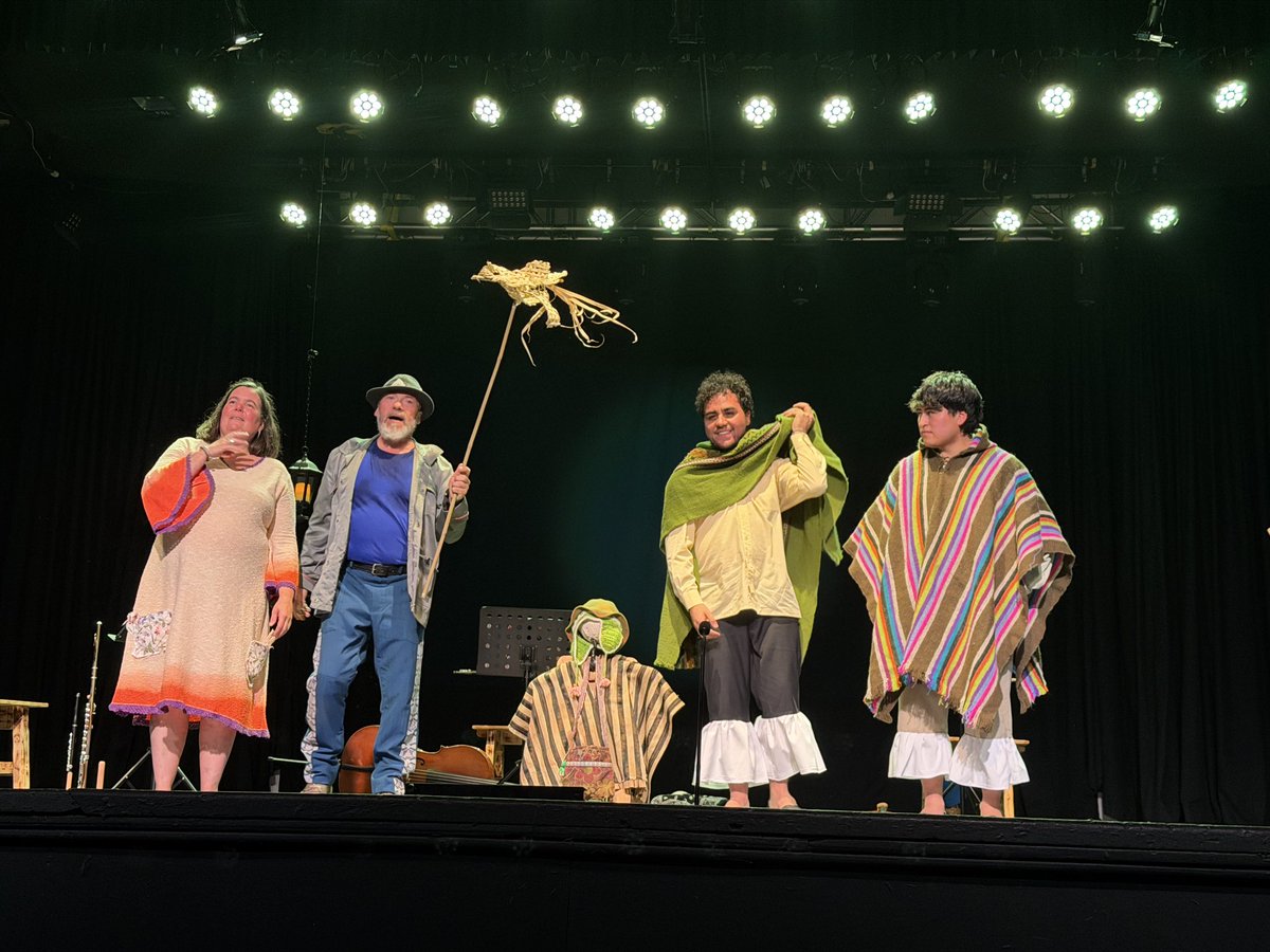 ARGenPuertoM's tweet photo. Sr. Cónsul asistió al Concierto Musical “Mamá Choclo”, de la Compañía Imaginaria, un concierto teatral para niños, con la participación de la artista argentina Tanja Von Arx y elenco de la Región de los Rios. Mañana actúan en Castro. Se auspicia la exhibición artística. https://t.co/MRA1WWPrEX