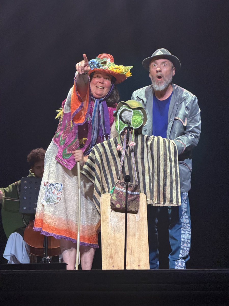 ARGenPuertoM's tweet photo. Sr. Cónsul asistió al Concierto Musical “Mamá Choclo”, de la Compañía Imaginaria, un concierto teatral para niños, con la participación de la artista argentina Tanja Von Arx y elenco de la Región de los Rios. Mañana actúan en Castro. Se auspicia la exhibición artística. https://t.co/MRA1WWPrEX