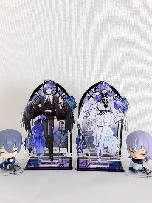 サンプル届きました アクスタは台座や背景が一部透ける仕様になっています…! 箔押しトレカもあります