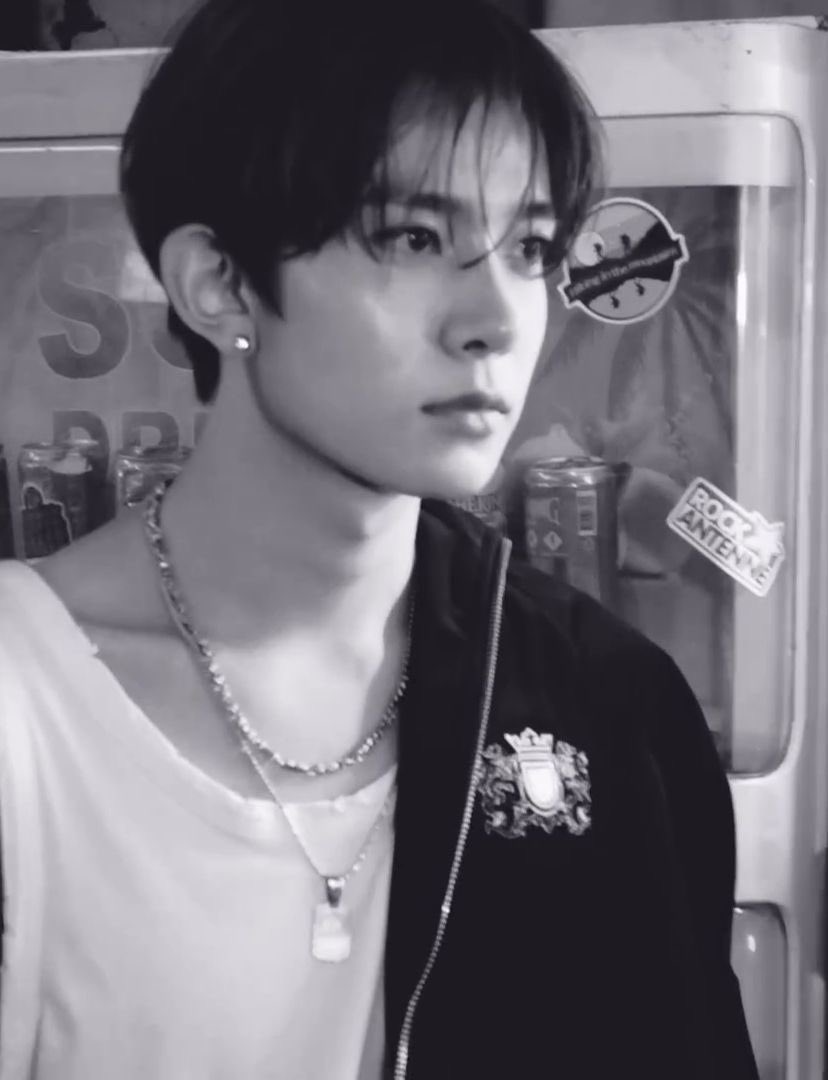 𝖤𝐒| tweet media