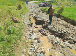 COENPeru's tweet image. Cusco: el 8/4 se registraron #LluviasIntensas que causaron daños a la infraestructura de transporte y a cultivos en el C.P. Occobamba, distrito Marangani, provincia Canchis. Municipalidad distrital culminó la #EDAN y coordina los trabajos de limpieza y mantenimiento de la vía