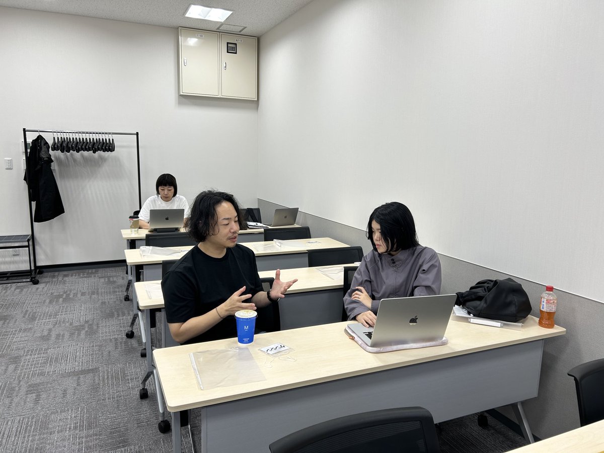 lamoneido's tweet photo. 今日は大阪ワークショップです！
まだ開場30分以上前ですが早速、個別相談が始まっている！！🫢
#ノンデザ https://t.co/6muTrUD05v
