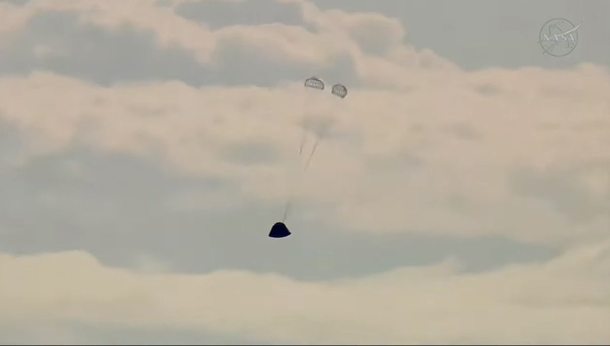 ahenk75's tweet photo. #ArtemisProgramStory : the chapter « Parachutes deployment », #Artemis2 . Congratulations @NASAArtemis @NASA ; A great step for #ReturnToTheMoon Img NASA Broadcast #Space #technologies https://t.co/3yB6l8Zxqg