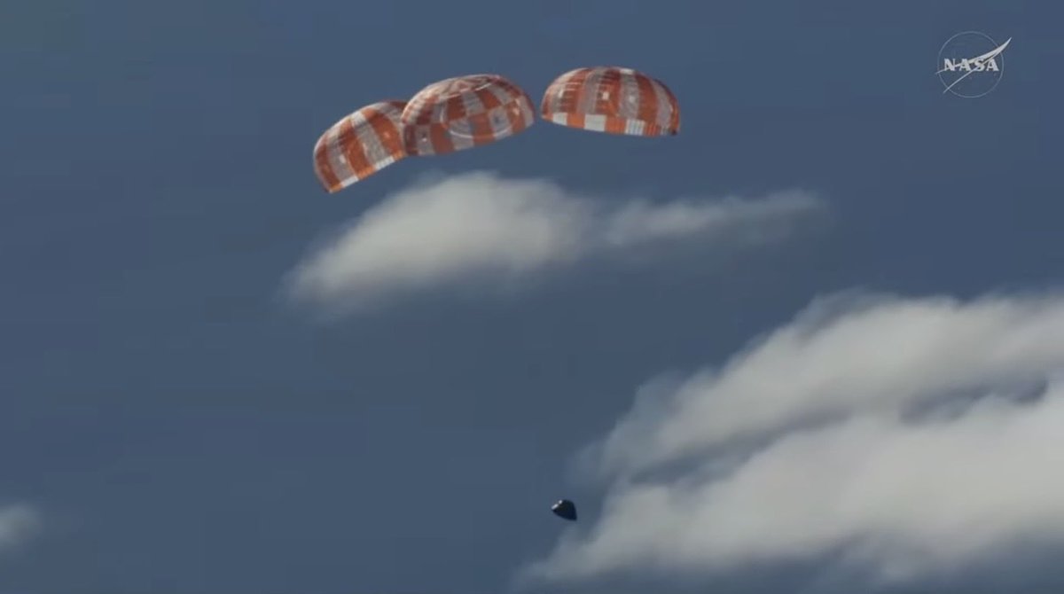 ahenk75's tweet photo. #ArtemisProgramStory : the chapter « Parachutes deployment », #Artemis2 . Congratulations @NASAArtemis @NASA ; A great step for #ReturnToTheMoon Img NASA Broadcast #Space #technologies https://t.co/3yB6l8Zxqg