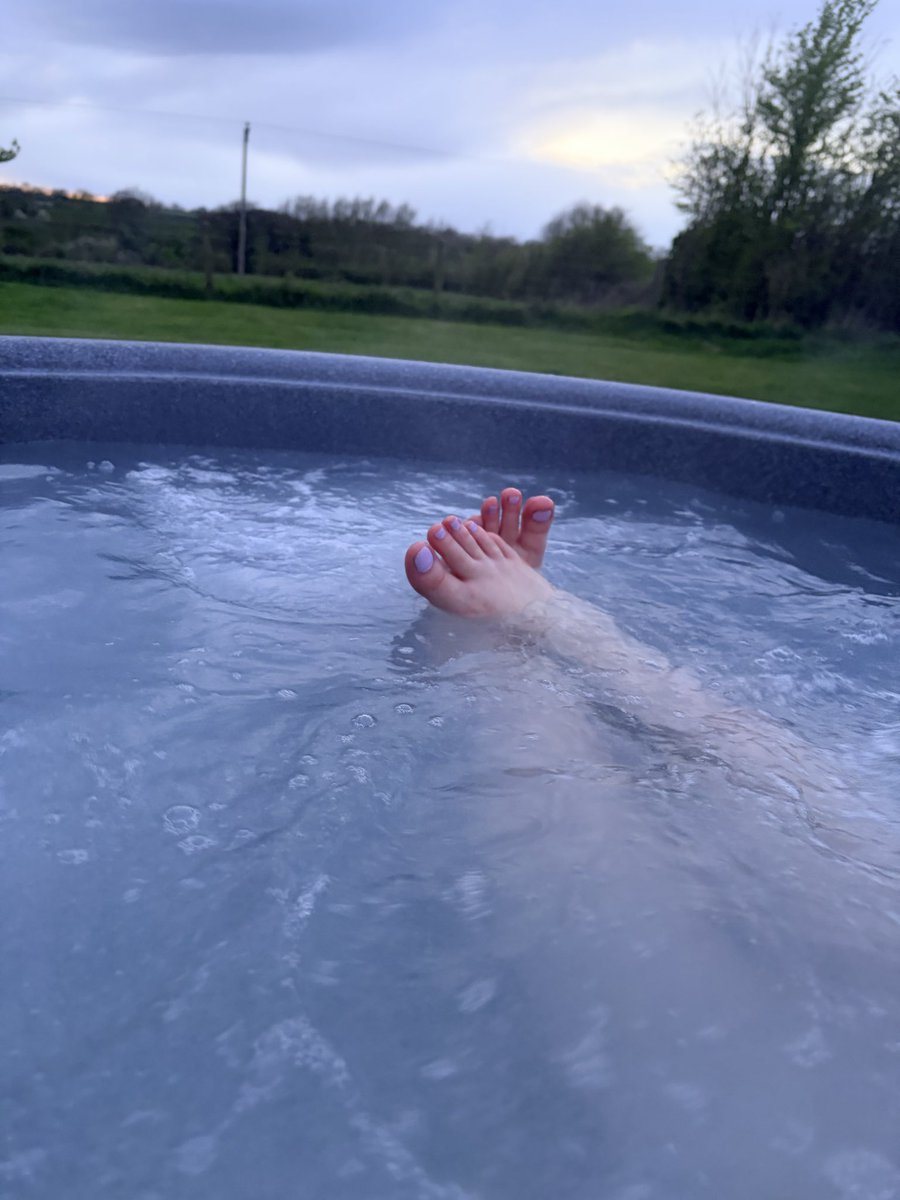 Millie85259128's tweet photo. Who’s buying? #feet #feetfetısh #feetworshi̇p #selling #content https://t.co/ZZ7zPIuC9V