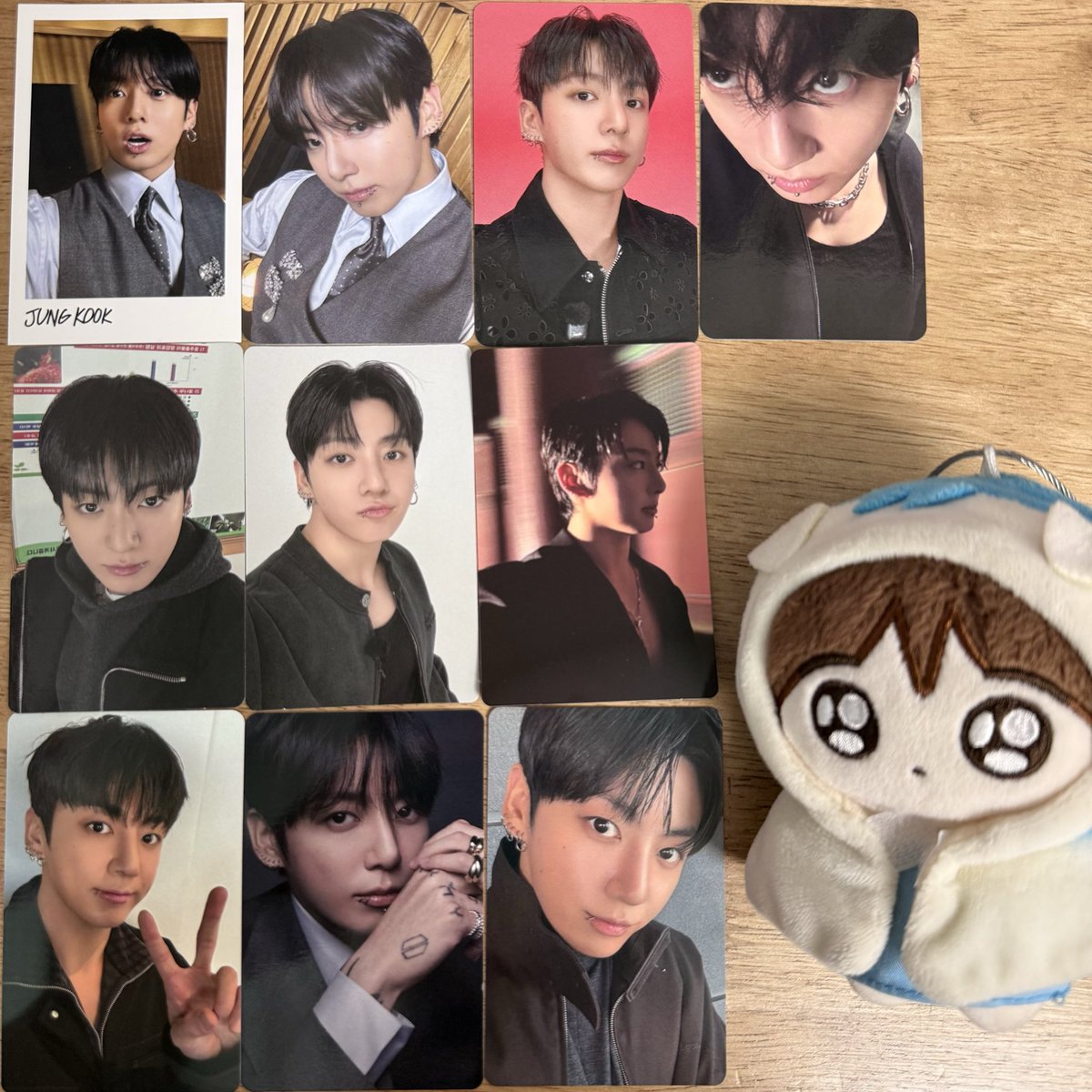 태형이 이번 앨범 드볼 성공……💕
오빠 얼굴도 완벽한데 셀카 실력도 늘어서ㅜ
이번 포카는 다 가져야겠다 다짐함🥰🥰

모으는 김에 정국이도 모으다보니,,
많아졌길래 같이 올려욤..🥹

자 이제. 반포자이. 살 수 있겠지?
이정도면 한남더힐 사야해💕💕