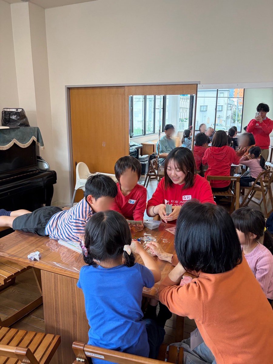 Standy_kobeuni's tweet photo. 食と教育で子どもの育ちを支える、
東大阪の民間学童・NPO法人
「よりはうす」にて、起業家マインドを育てるボードゲーム『みらいクエスト』のワークショップを開催しました！

本来このゲームの対象年齢は小3〜、

にも関わらず年長の子〜小5までたくさんの子どもたちが楽しんでくれました！

#起業　#ボドゲ　#アントレ教育