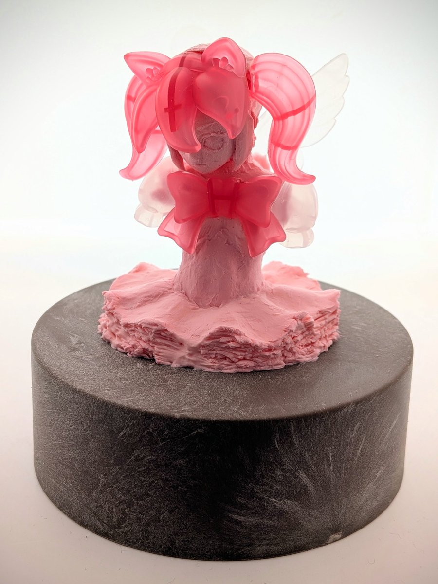 ウンコスルデイズよりアイドル完成しました。
入ってるパーツ全部使って全身成形を考えてましたが、柔らかいのと、接着性が弱いって理由で断念。
モノづくりの入門としては良いキットだと思います。店頭でもお安くなっているので是非。