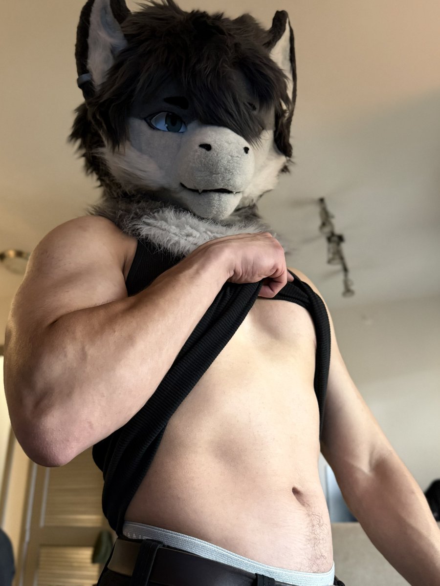 Unfortunately, I do lift
Happy #fursuitfriday