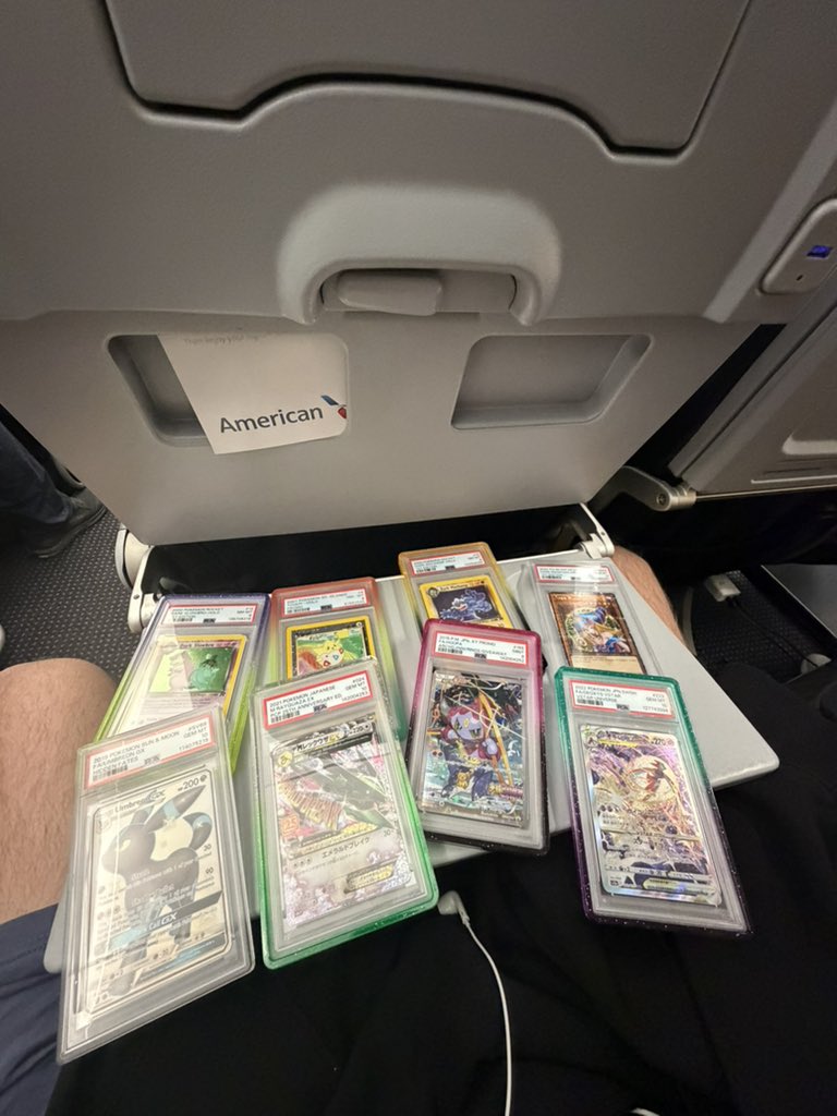 BrolicGamer's tweet photo. Always bring some goodies with you on a flight 🤠 https://t.co/Ei2UUdA7u8