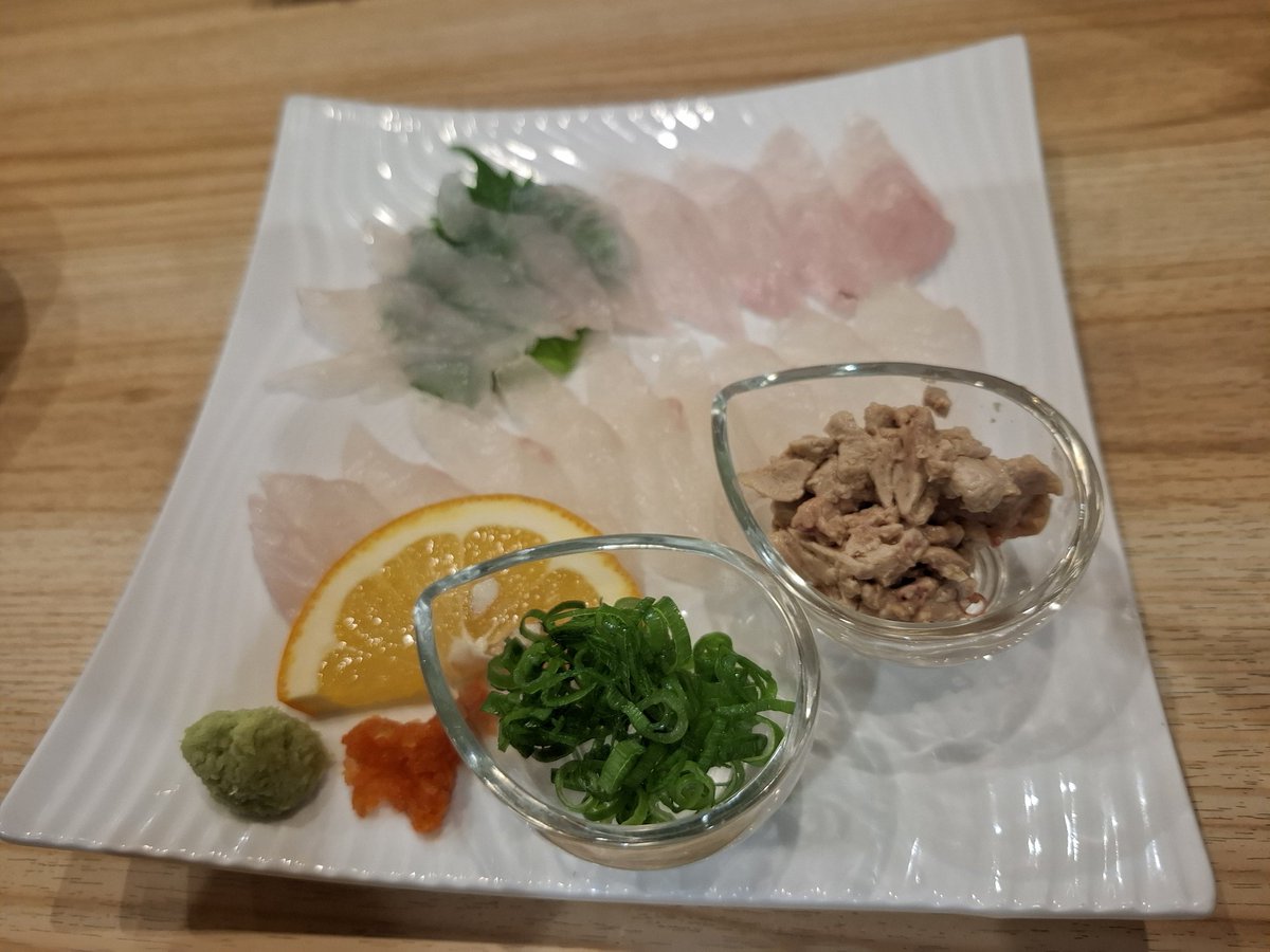 ゆうべは可愛い後輩と大好きなお店へ
肝付きのかわはぎがあったので即オーダー
18年ひとりでテレビはもちろんSNSにも店名だすことなくコツコツ続けた結果よい常連さんがしっかりついている
突然行ってもフラレることが多いので次の予約をして帰る
よい夜でした😊