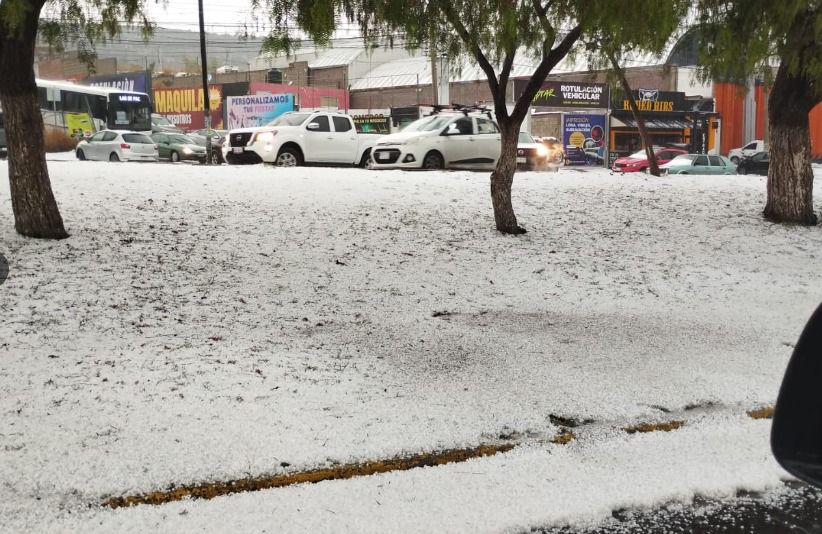 ⛈️ | #Lluvias causan estragos en distintos puntos de Mineral de la Reforma: en avenida La Fundición, del fraccionamiento Colinas de Plata, se levantó la carpeta asfáltica, en el bulevar Colosio está colapsado el cruce de la colonia 11 de Julio con dirección a Actopan.