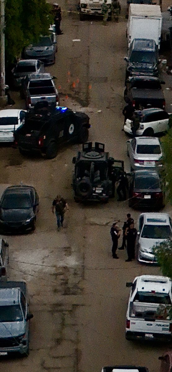 PoderMX1's tweet photo. Operativo en la colonia Carranza. 20 personas llevan 16 horas parapetados dentro de un domicilio. Se presume la presencia de armas en el lugar. https://t.co/YOCkUHo5cY