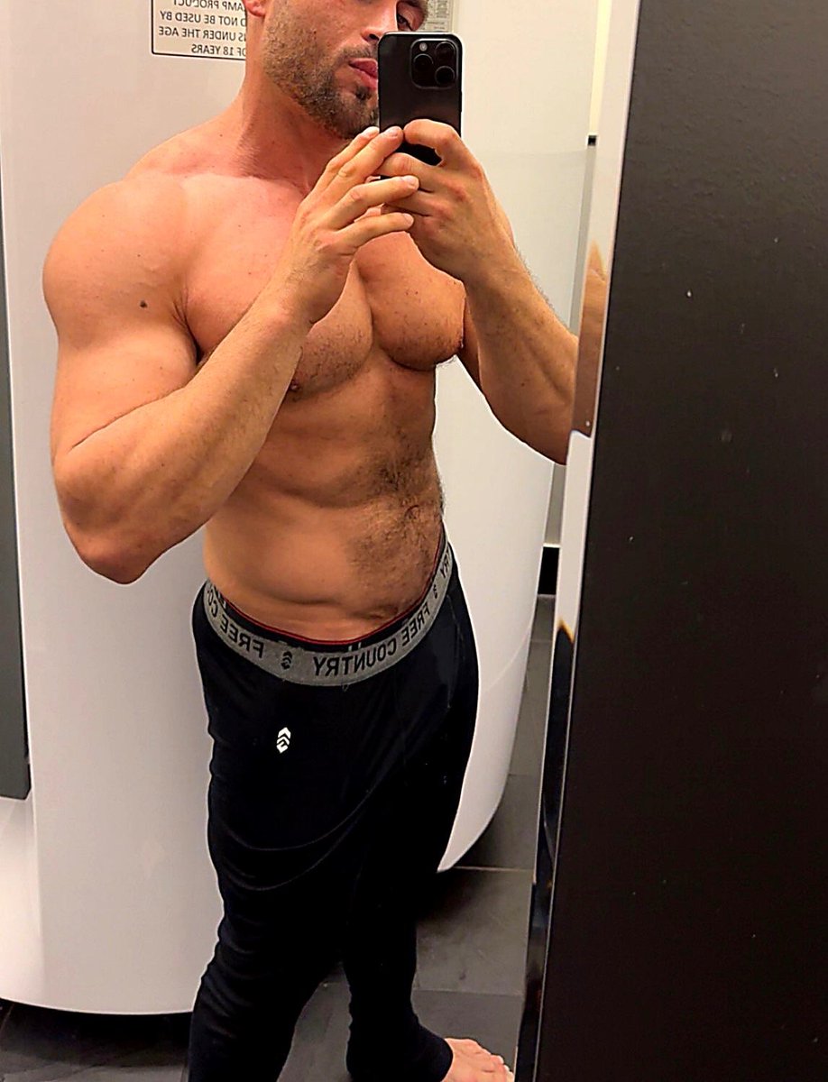 DomCross__'s tweet image. My agent tells me that “I’m too big” … and I need to lean out…. What do you guys think ?? 😈✔️💪🏽
#BodyConfidence
#MensPhysique