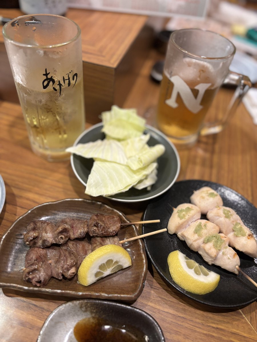 Pchan_ABC's tweet photo. 焼き鳥ー
久しぶりに行ったら生もの無くなっててちょっと悲しかったけど相変わらず美味しかった🐥
普段悩み事や愚痴を人に言うことほぼしないんだけどキャパオーバーすぎて唯一そういう話ができる子に色々話し聞いて貰ってしまった(>︿<｡)💦
性格がISFPすぎて生きずらーい😓 https://t.co/leBdeH2gQN