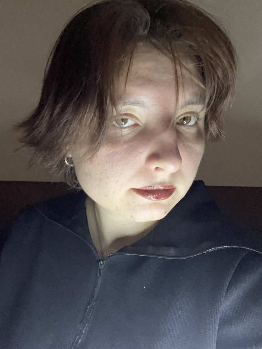 дуже спонтанно зробила це фото і воно так мені подобається 😭