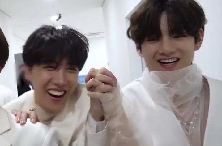 bibis VAI VER O BTS tweet media