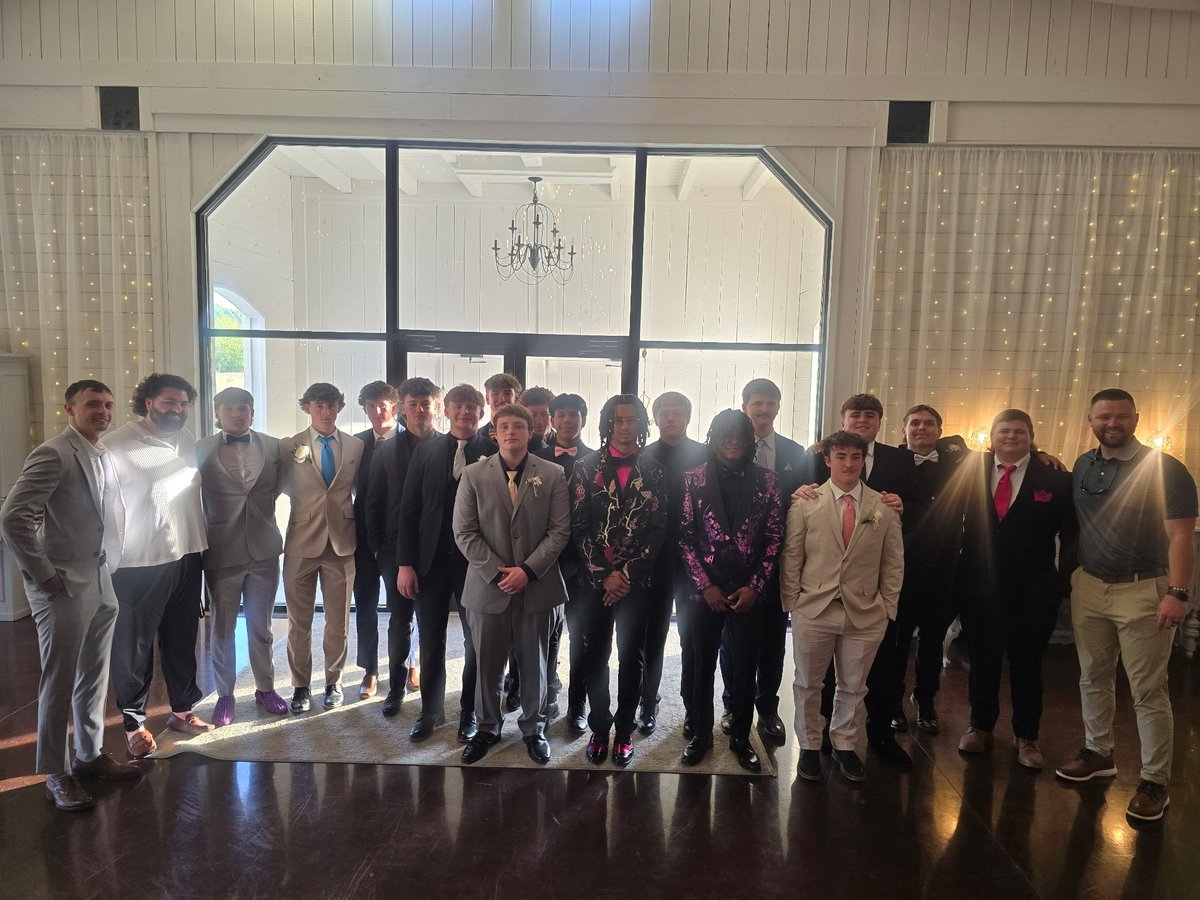 MeigsCountyFB's tweet photo. Great time at Prom with some of our players! 🐅🐅🐅 https://t.co/4q8FwGN3tU