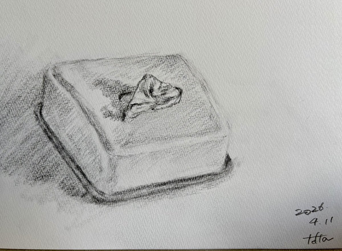 takashi455981's tweet image. 一時間デッサン#154
ティッシュ
仕事で地方にいるので、ホテルで仕事前にデッサン🙂 部屋のティッシュを描く。
ボックスが豆腐みたいで可愛い、と思ったら豆腐にしかならなくなったw そしてホイップクリームのようなティッシュをフォーカス　楽しいしか勝たない #art #sketch #tissue