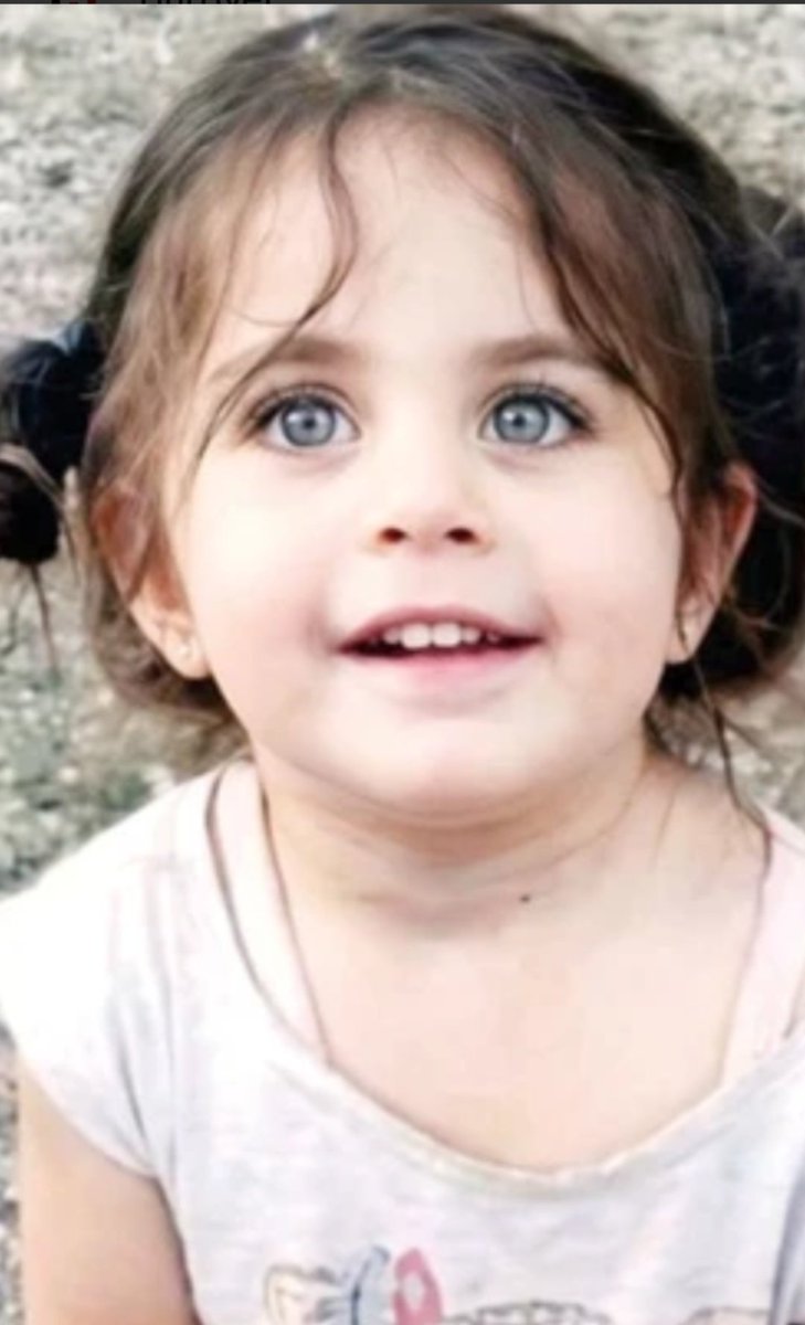 Gözlerin masmaviydi,
Yüzün bebek gibi, saçların simsiyah…
Gülüşün dünyaya yeten bir bahar,
Sen daha doyamadan gittin Leyla… 

Yıldızlar saçlarını okşar şimdi,
Gökyüzü seni kollarına aldı…
Uyu güzel kız,
Huzurla uyu… 🕊️🩵 
#LeylayıUnutmaTürkiye #LeylaAydemir #leylayasesol