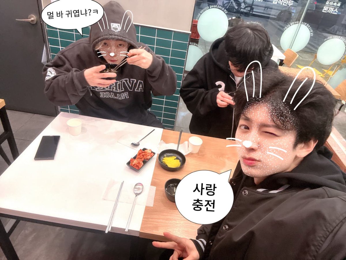 iKONBrazil2's tweet image. [CHAT+] YUNHEYONG postou uma foto na comunidade

Legenda: Lanche da madrugada~ Terminamos tarde hoje...

Comentários
🐰: O que é isso (?)
🍒: kimbap-indaeyo?**

**Ele brincou com o user do Bobby no Instagram 😂
_
#YUNHYEONG #SONG #송윤형 @sssong6823
#iKON #아이콘 @iKONIC_143