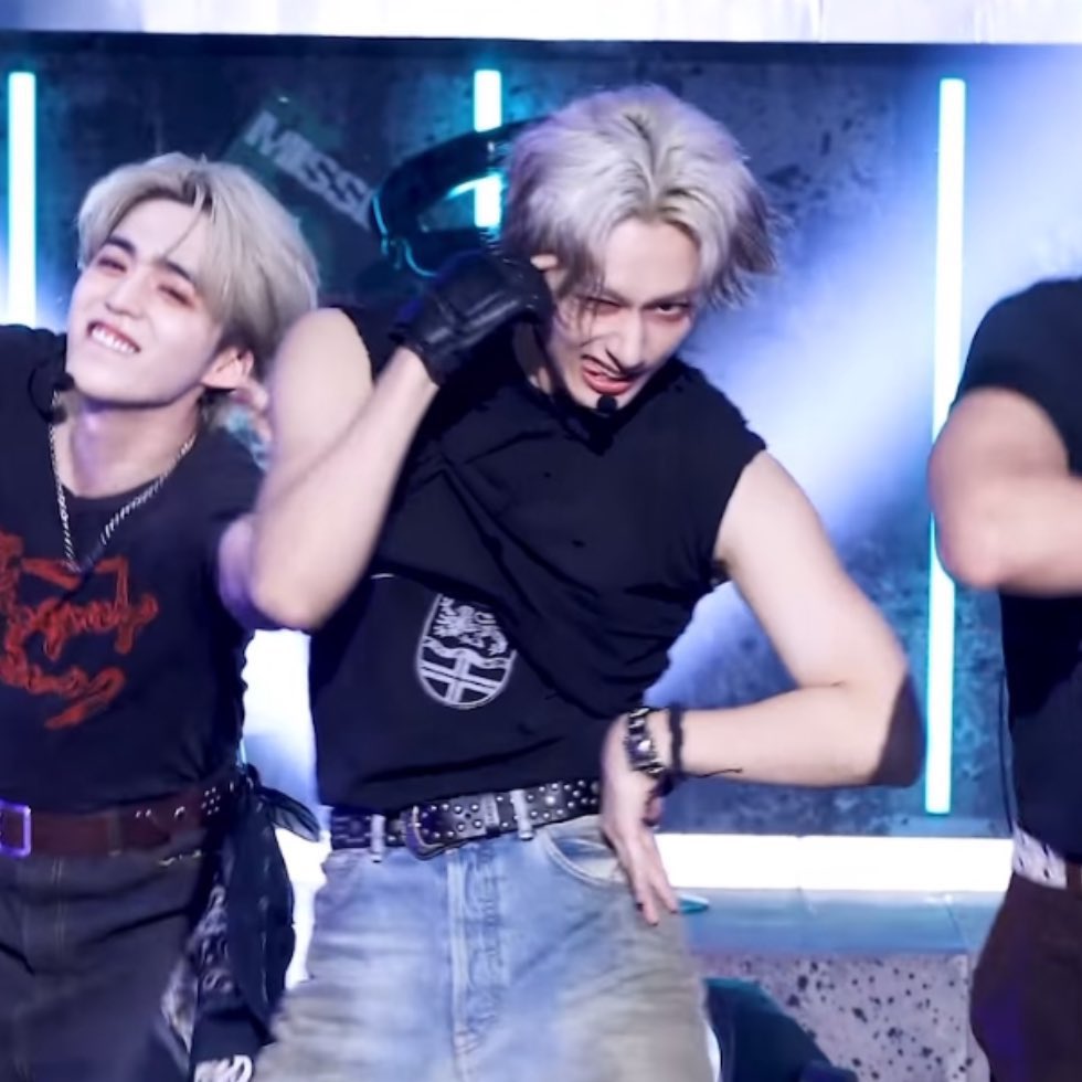 첫째딸랑구: 헤헿💕

                                넷째인외 : 미친놈