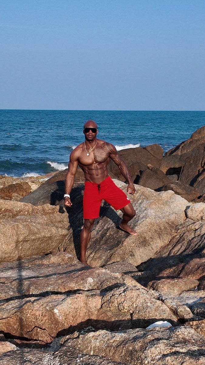 DiamonddCcutt's tweet image. Sun, sea, and a body built through discipline  nothing extra, just the result of staying consistent. Calm on the outside, focused on the inside.

#Discipline #BeachLife #FitnessLifestyle #Consistency #CalmEnergy