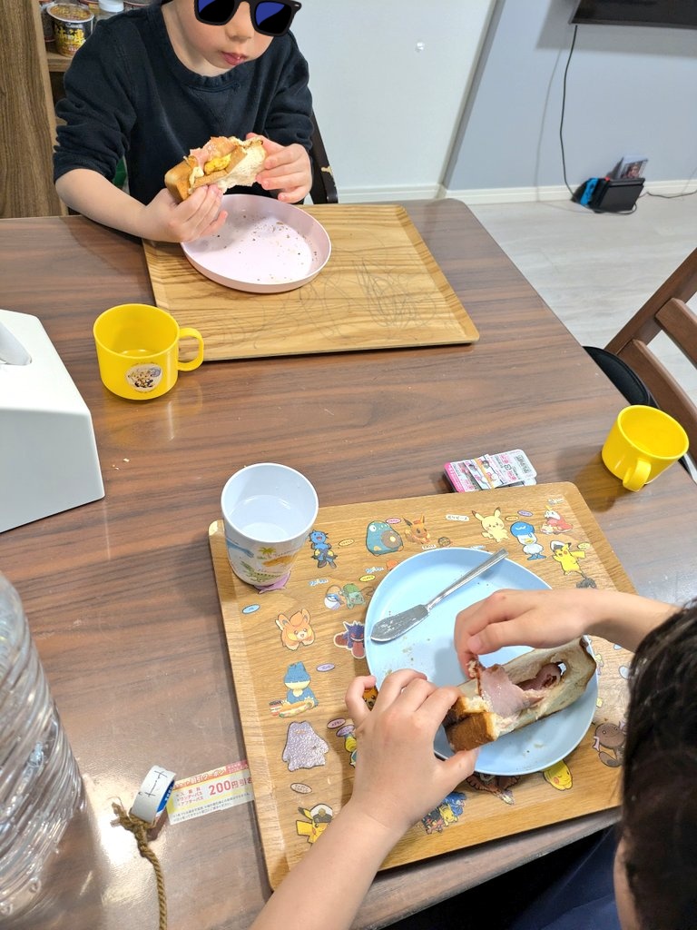 最近平日の朝起きると子供らが自分たちでご飯作って食べてくれてるからめちゃくちゃありがたい🙏
ただ昨日はトーストにニンニクチューブ塗ってたので、マナーについてお話ししました🙂‍↕️