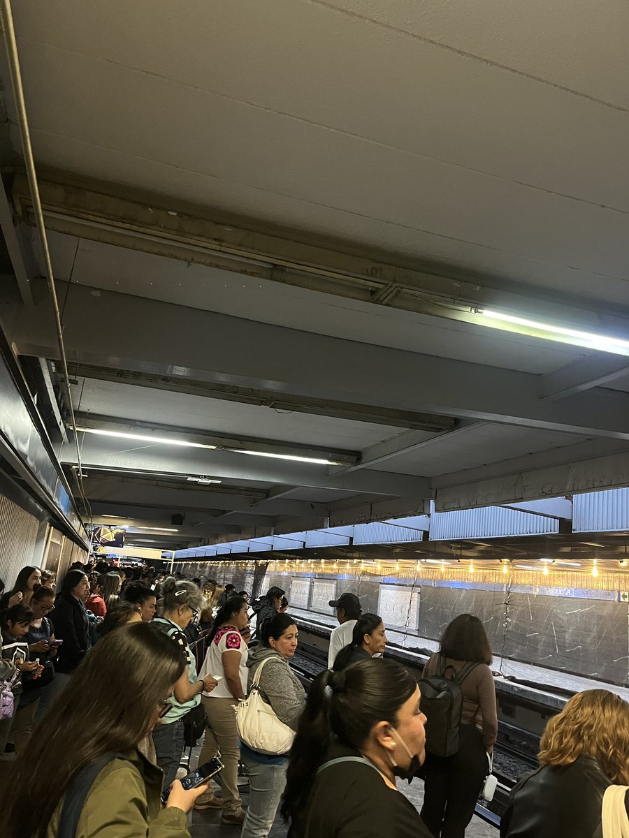 AbrilFrrock's tweet photo. @MetroCDMX @ctcdelmetro Que pasa línea 2? Llevamos más de 15 minutos esperando y no sale ningún metro https://t.co/oQlSdiyjKg