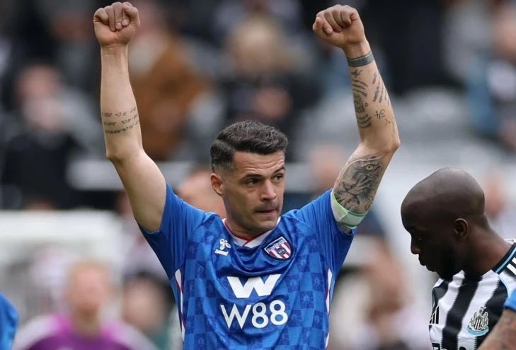 nantaris's tweet photo. Sudah saatnya Xhaka membalas dendam kepada Spursy yang 2 musim lalu milih mengalah lawan City drpada ngejar spot UCL

Sampai2 fansnya bilang kalo mereka mending degradasi daripada liat Arsenal juara

Saat ini Arsenal udah otw juara Liga (walau belum tentu) dan mereka juga otw degradasi

Akan sangat menggelitik nanti kalo omongan fans spurs kejadian beneran 😂