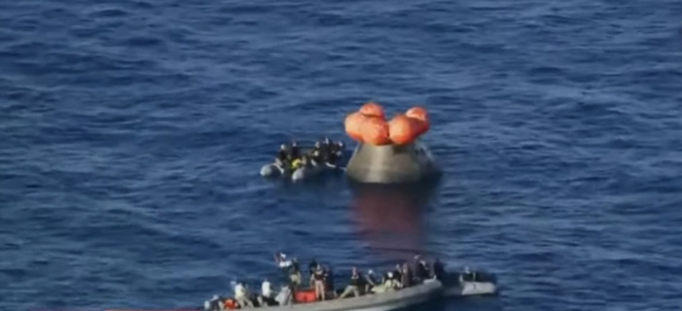laopinion_col's tweet photo. #Mundo #Actualidad Imágenes de la cápsula Orion en la costa oeste de Estados Unidos.
https://t.co/YbdCqZ2iJe https://t.co/9XXVuvBG9l