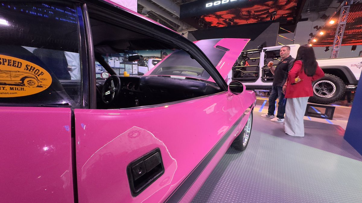 LosAutocriticos's tweet photo. El mismísimo @frankymostro poniéndole su toque personal al STELLAR AUTOSHOW de @StellantisMX https://t.co/QtcPadT0OZ