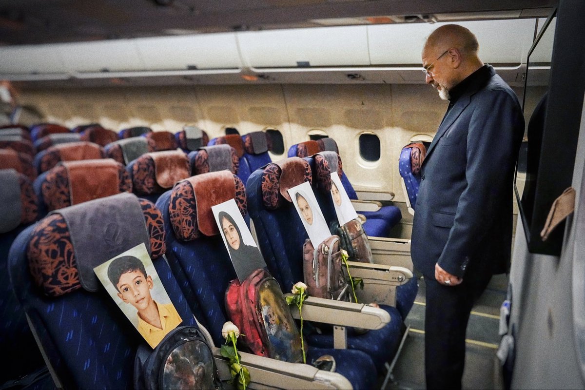 A powerful and symbolic gesture , Mohammad Bagher Ghalibaf, Speaker of the Iranian Parliament, arrived in Pakistan with photographs of martyred children placed on airplane seats.
#minab168
#Islamabadtalks #امن_کا_سفیر_پاکستان 
#Pakistán