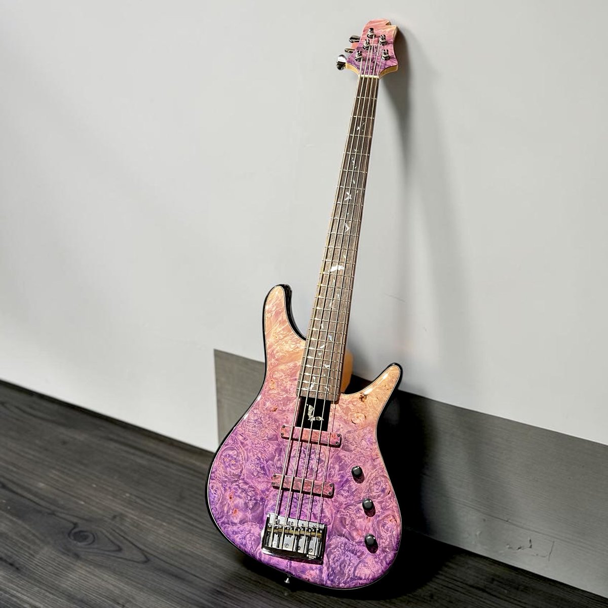 shibuyakey's tweet image. 厳選された木材と精緻なクラフトマンシップによって完成される、Sugiのフラッグシップライン。

Sugi  NB5IR BM-PRM/ASH/Amethyst Gradation
🔗 musicland.co.jp/fs/musiclandke…

#sugiguitars 
#sugi 
#bass  
#ベース