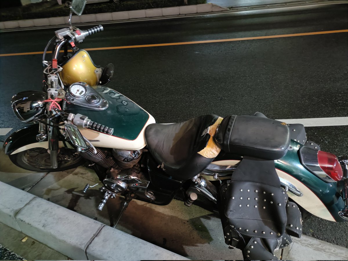 RB78842099's tweet photo. 最近バイクネタをやってなかった
今まで通り乗ってますよ
昨日お魚さんを買いに行ったときの高機動型シャドウさん
#シャドウ #バイク #shadow #shadow400 #shadow750 #NC34 #RC44 https://t.co/RUNhDSVplR